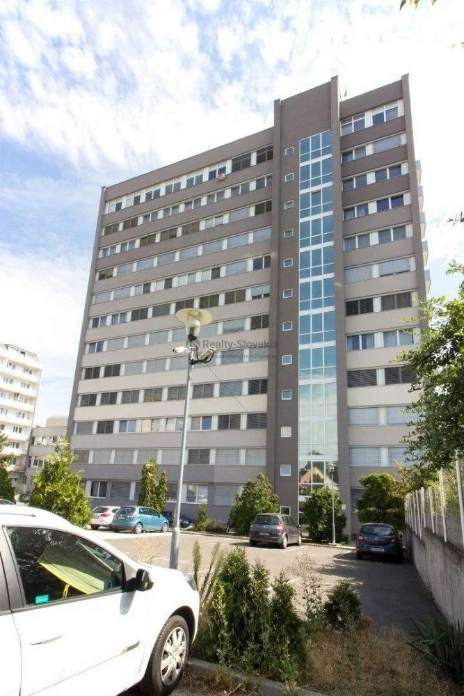 Здание с парковкой и автомобилями — 2-к квартира, аренда, Братислава