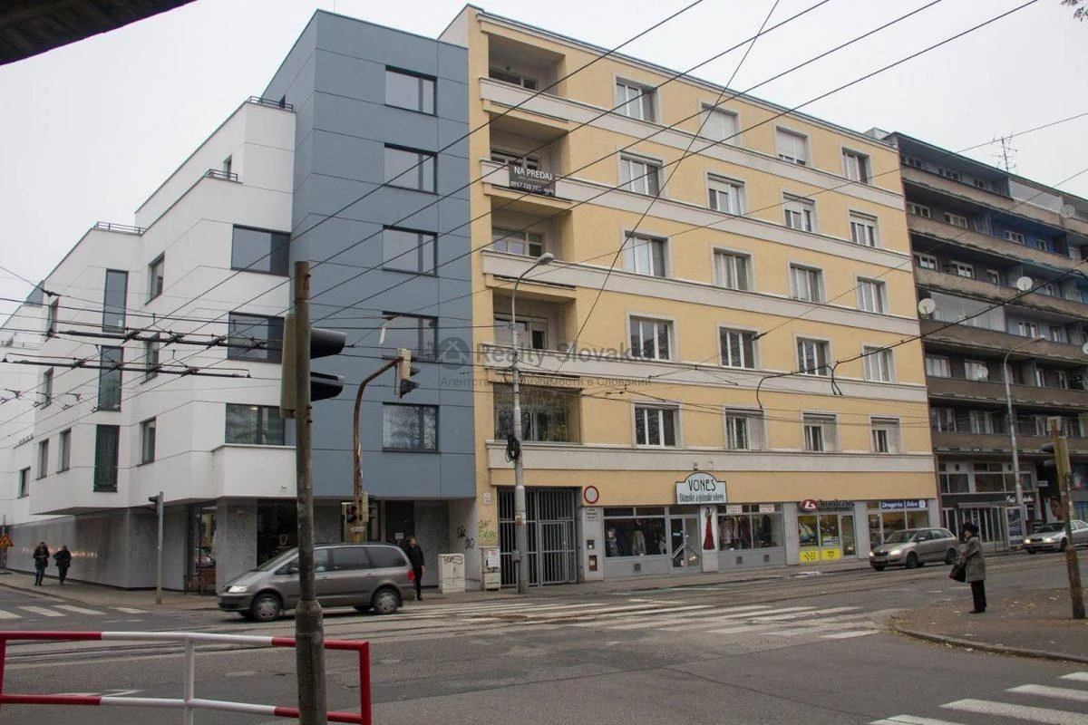 Улица с жилыми домами и магазином — 2-к квартира, аренда, Братислава (Старе Место)