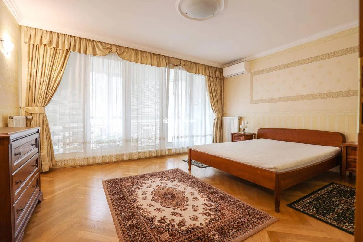Спальня с деревянной кроватью и ковром — 4-к квартира, аренда, Братислава