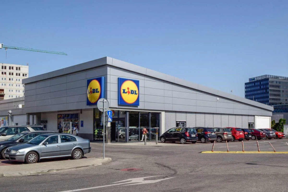 Магазин Lidl с парковкой и автомобилями — 2-к квартира, аренда, Братислава