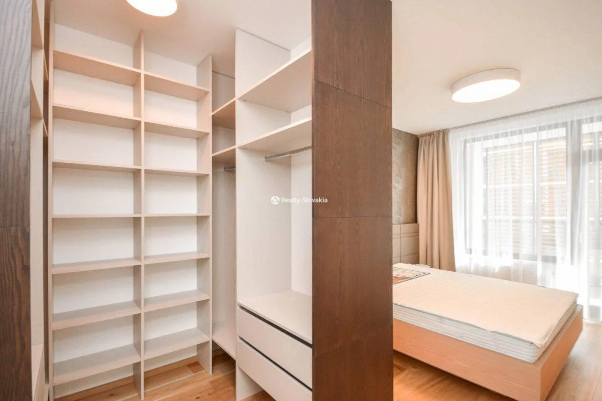 Спальня с встроенным шкафом и кроватью — 3-к квартира, аренда, Братислава (Старе Место)