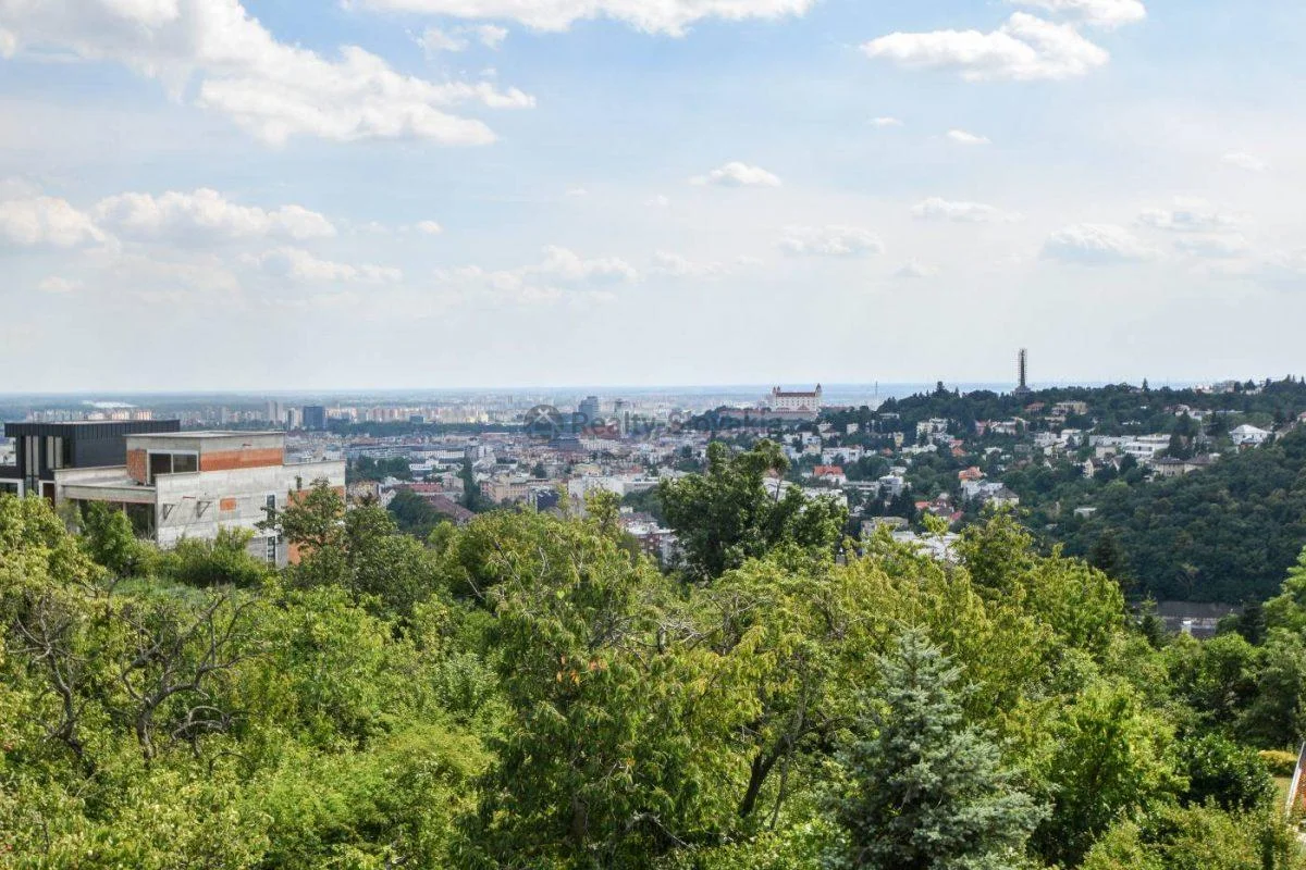 Вид на город со склона холма — 8-к квартира, аренда, Братислава (Нове Место)