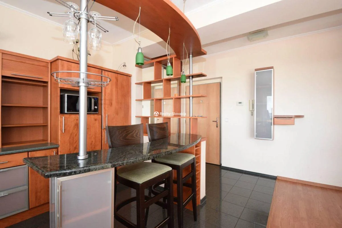 Кухонный стол с барной стойкой и стульями — 3-к квартира, аренда, Братислава - Karlova Ves