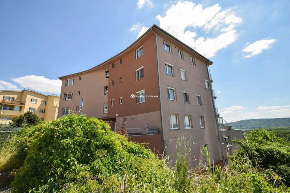 Вид на жилой дом со двора — 3-к квартира, аренда, Братислава - Karlova Ves