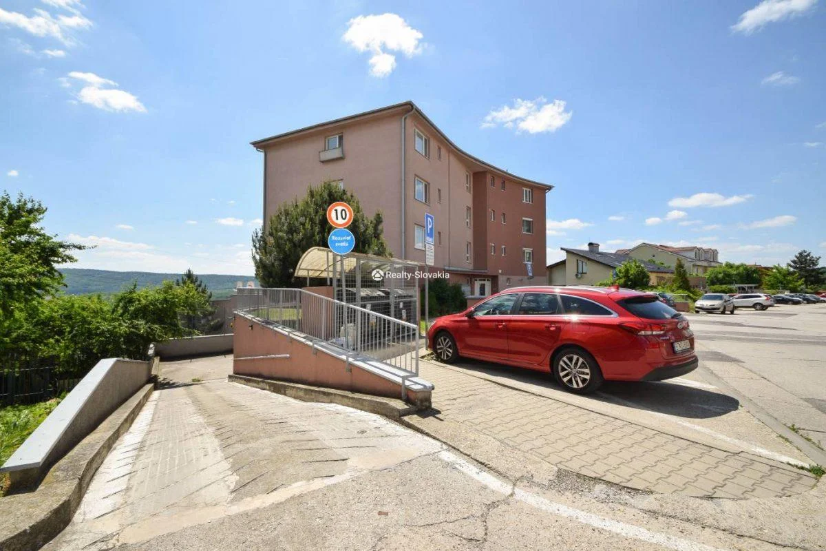 Вид на жилой дом со двора — 3-к квартира, аренда, Братислава - Karlova Ves