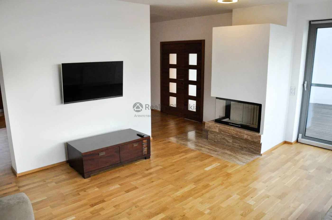 Гостиная с телевизором и камином — 4-к квартира, аренда, Братислава