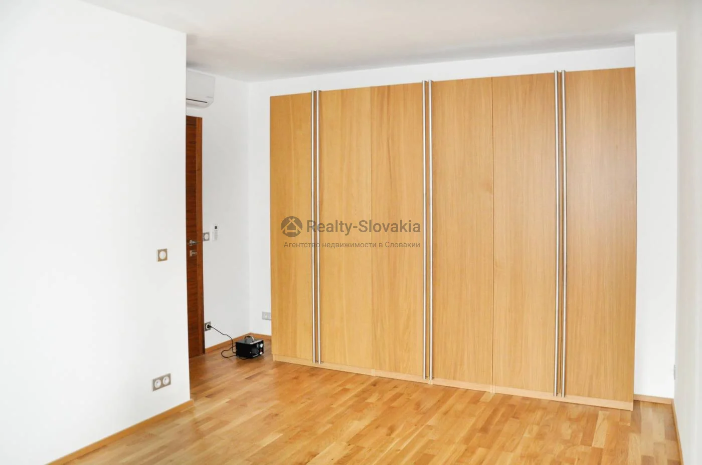 Короткое описание кадра на русском языке — 4-к квартира, аренда, Братислава