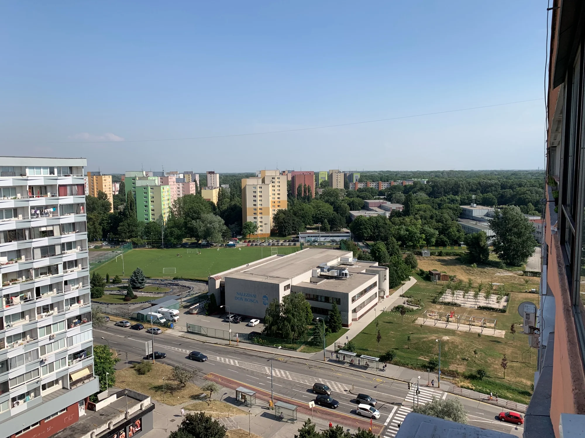 Вид на улицу с многоэтажными домами и парком — Студия, продажа, Братислава - Petržalka