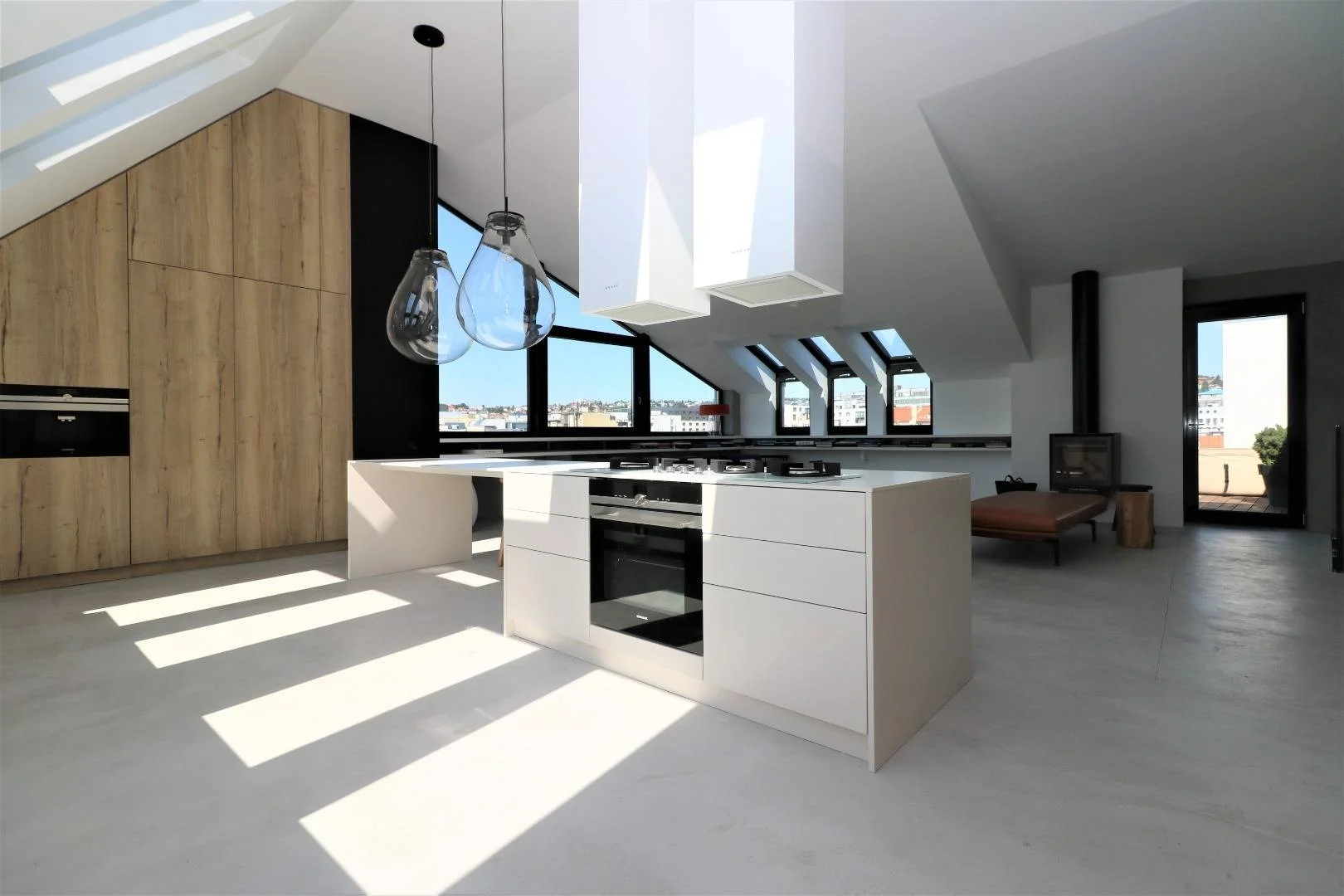 Кухня с островом и окнами — аренда, Братислава
