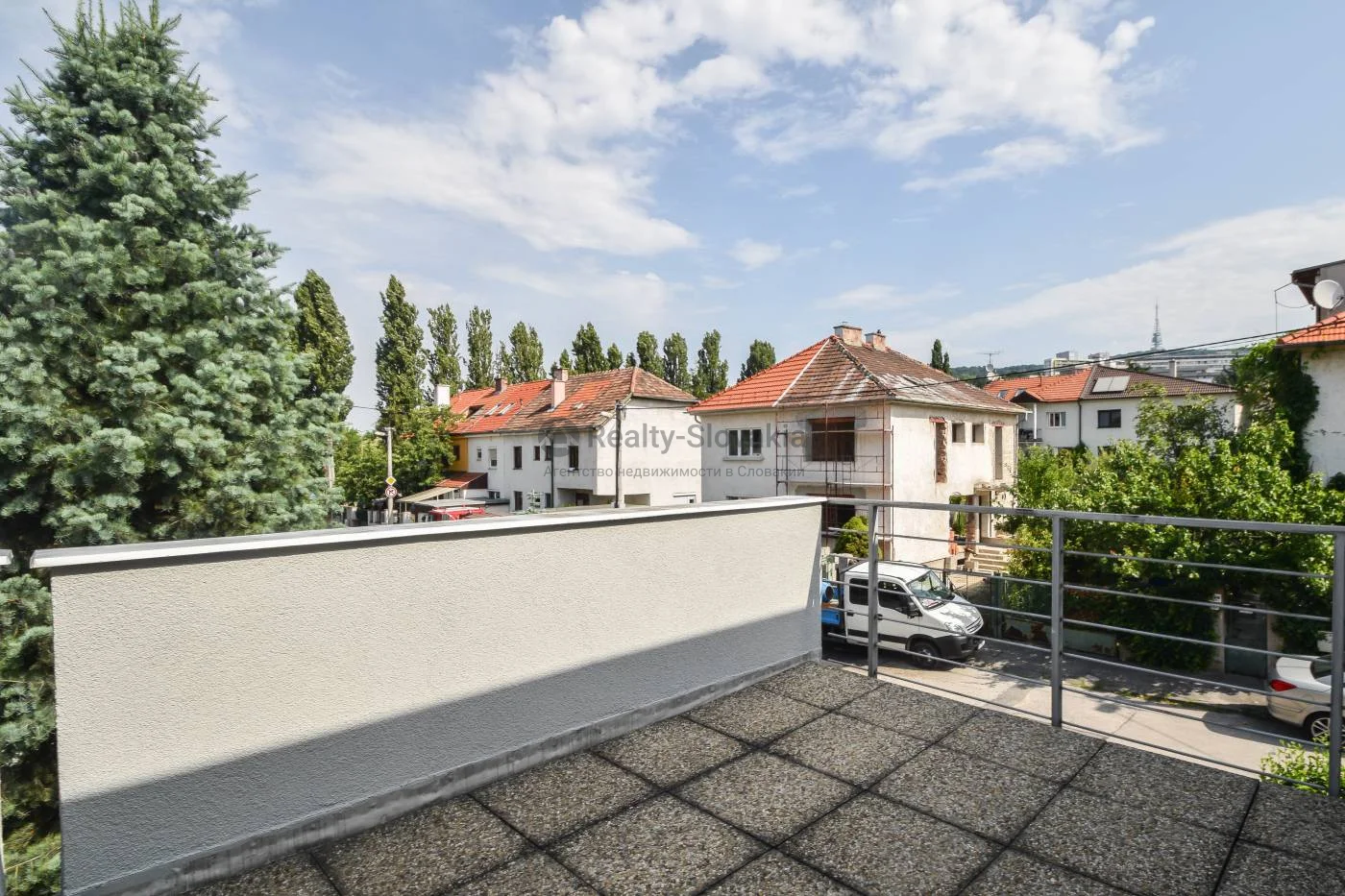 Балкон с видом на жилые дома и деревья — 5-к дом, аренда, Братислава - Staré Mesto