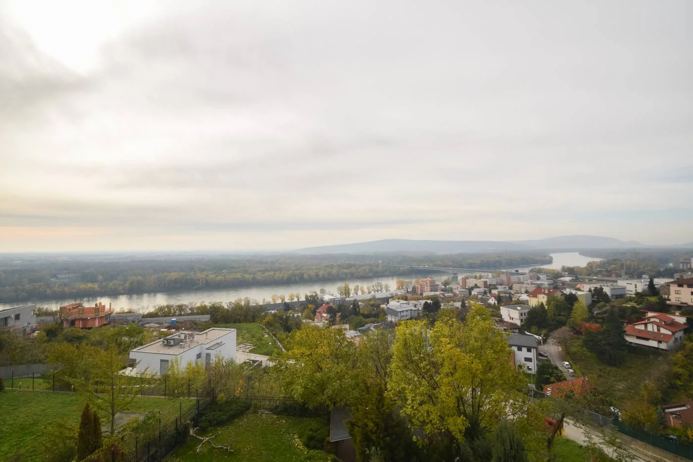 Вид на реку и городские здания — Вилла, аренда, Братислава (Старе Место)