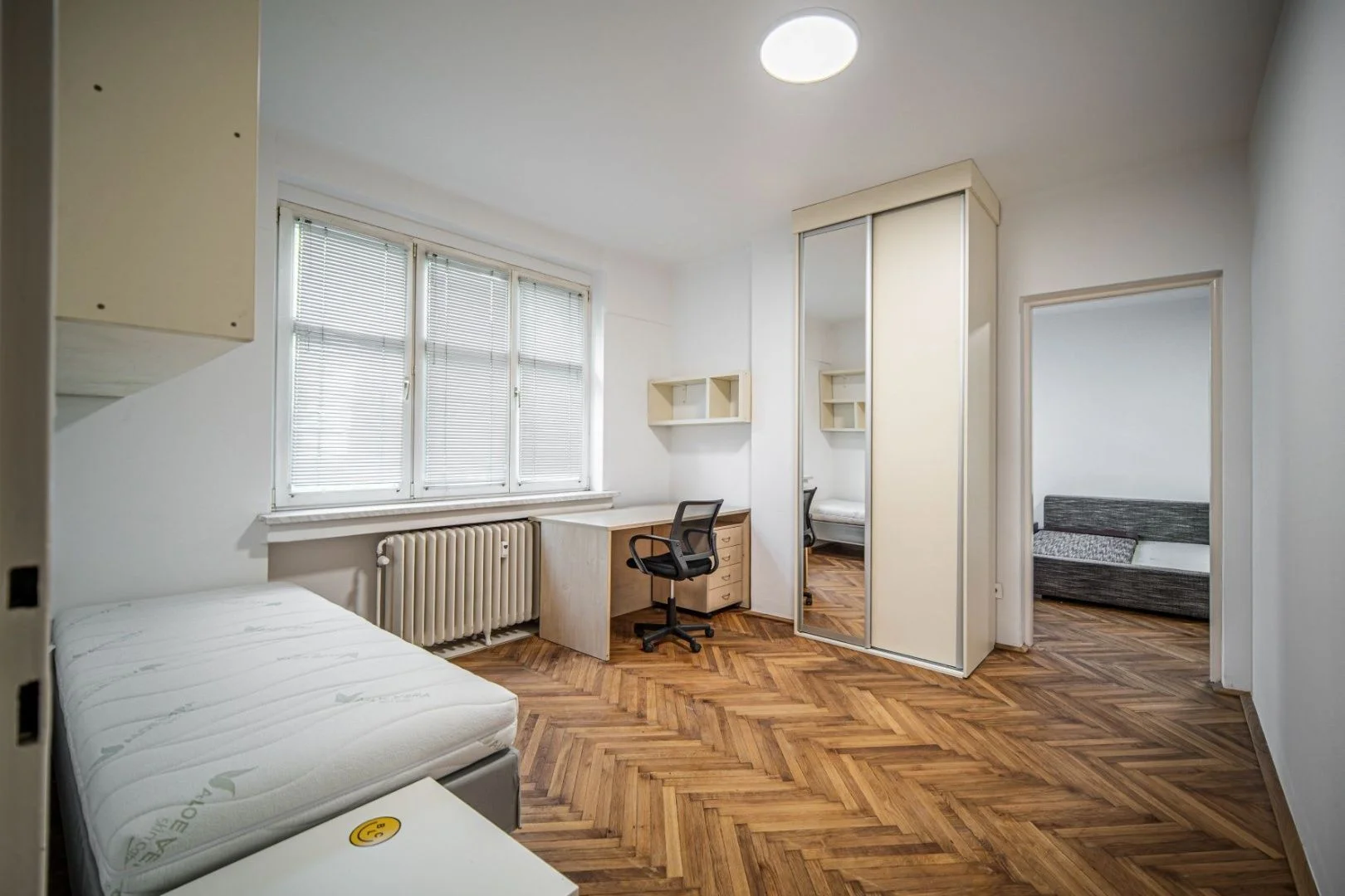 Комната с письменным столом и кроватью — 4-к квартира, аренда, Братислава
