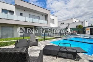 5-комнатный дом с бассейном продажа в Záhorská Bystrica