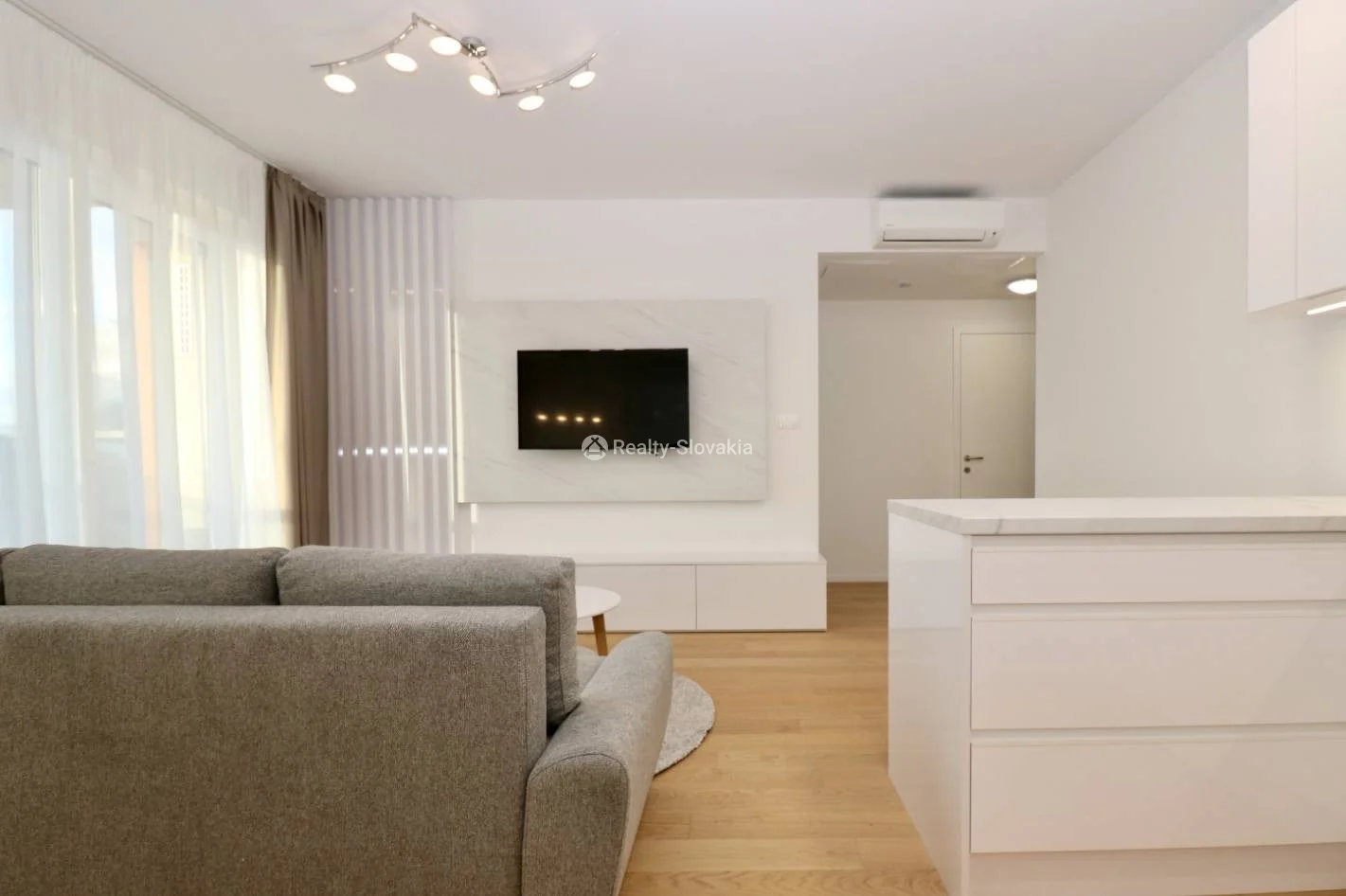 Гостиная с диваном и телевизором — 2-к квартира, продажа, Братислава (Ружинов)