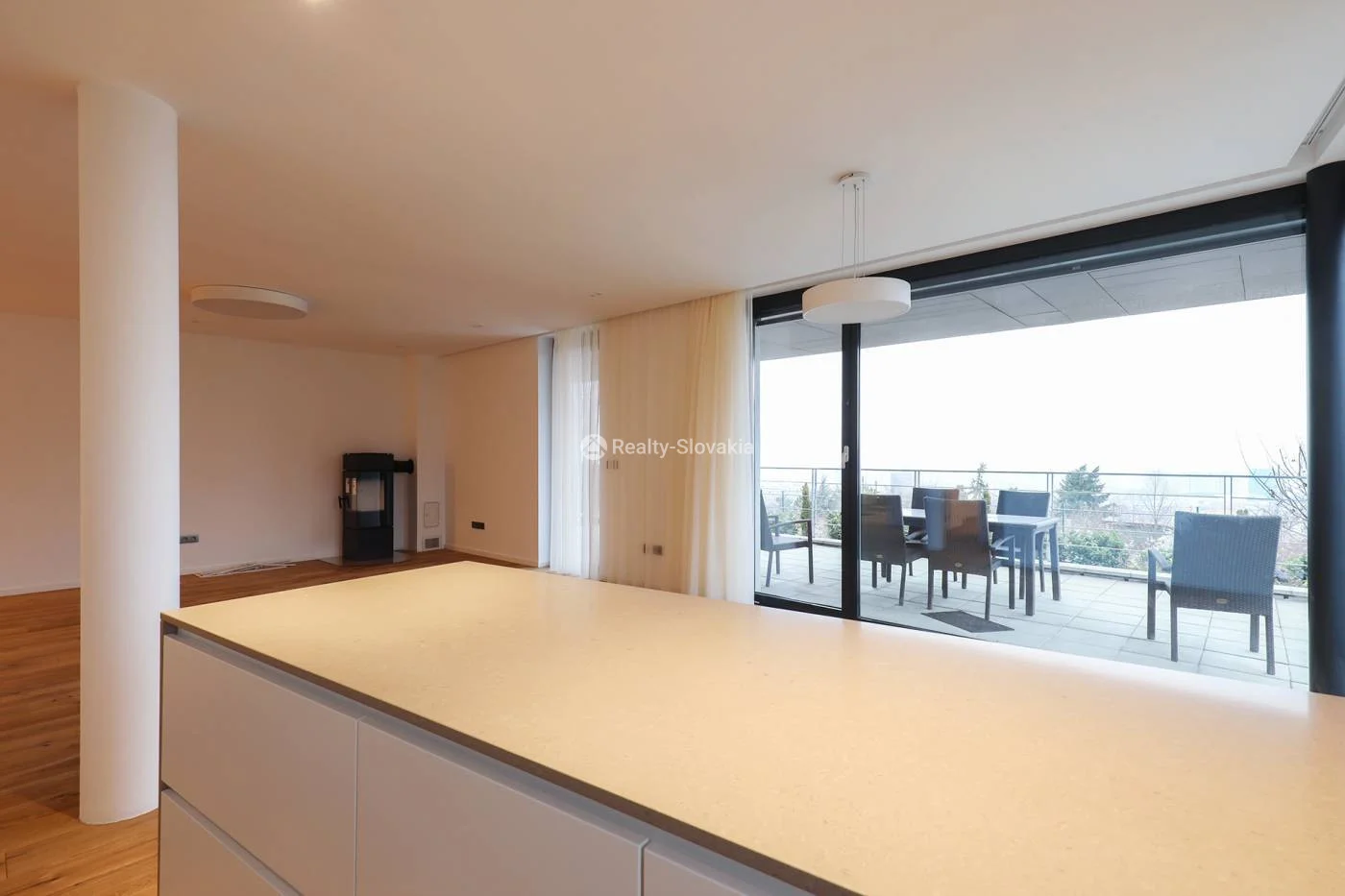 Кухонный стол с видом на террасу — 4-к квартира, аренда, Братислава