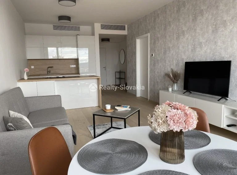 2-комнатная квартира в аренду жк Sky Park 14 этаж