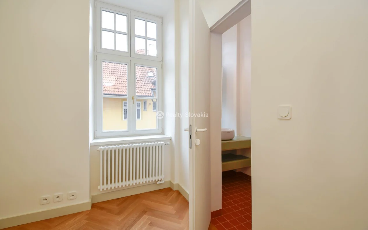 Комната с окном и радиатором — 5-к квартира, аренда, Братислава (Старе Место)