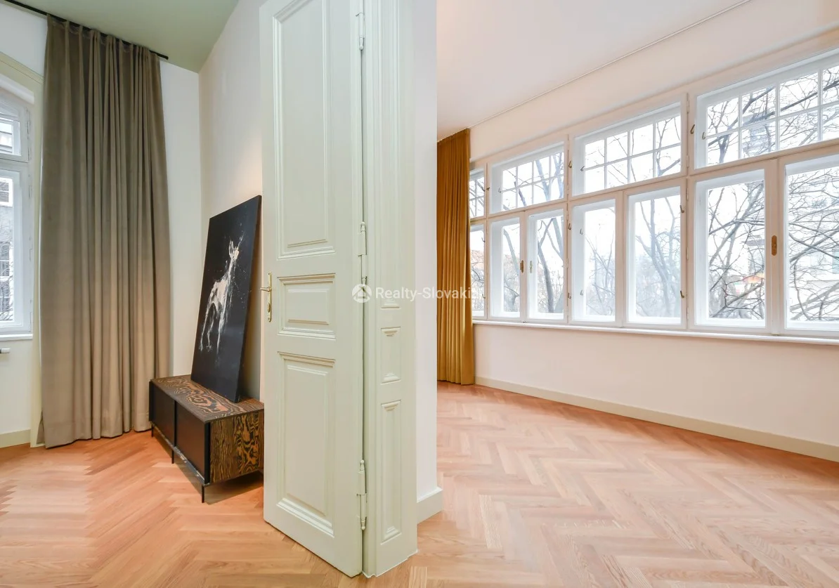 Коридор с дверью и картиной на стене — 5-к квартира, аренда, Братислава (Старе Место)