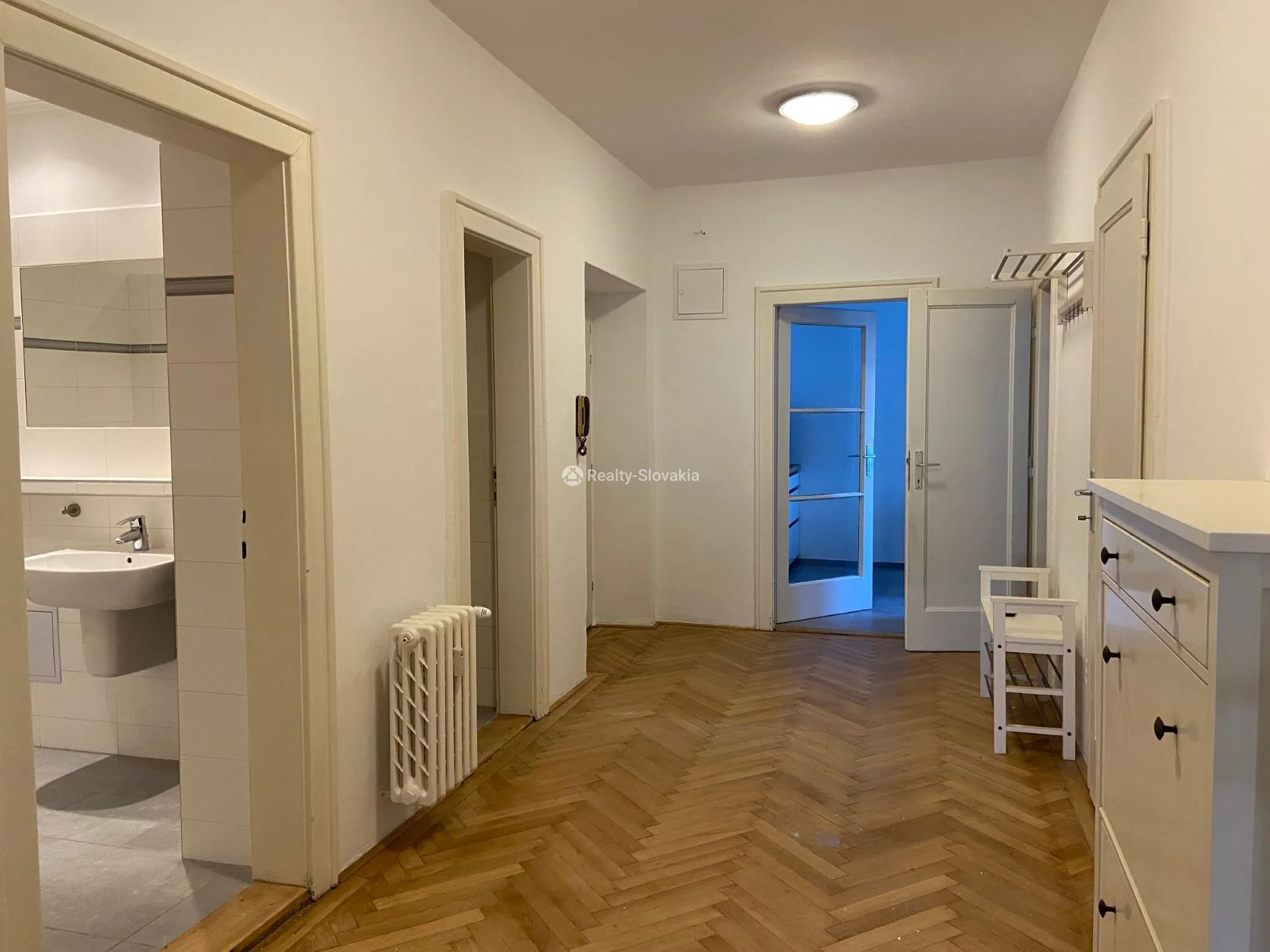 Коридор с паркетным полом и шкафом — 3-к квартира, аренда, Братислава