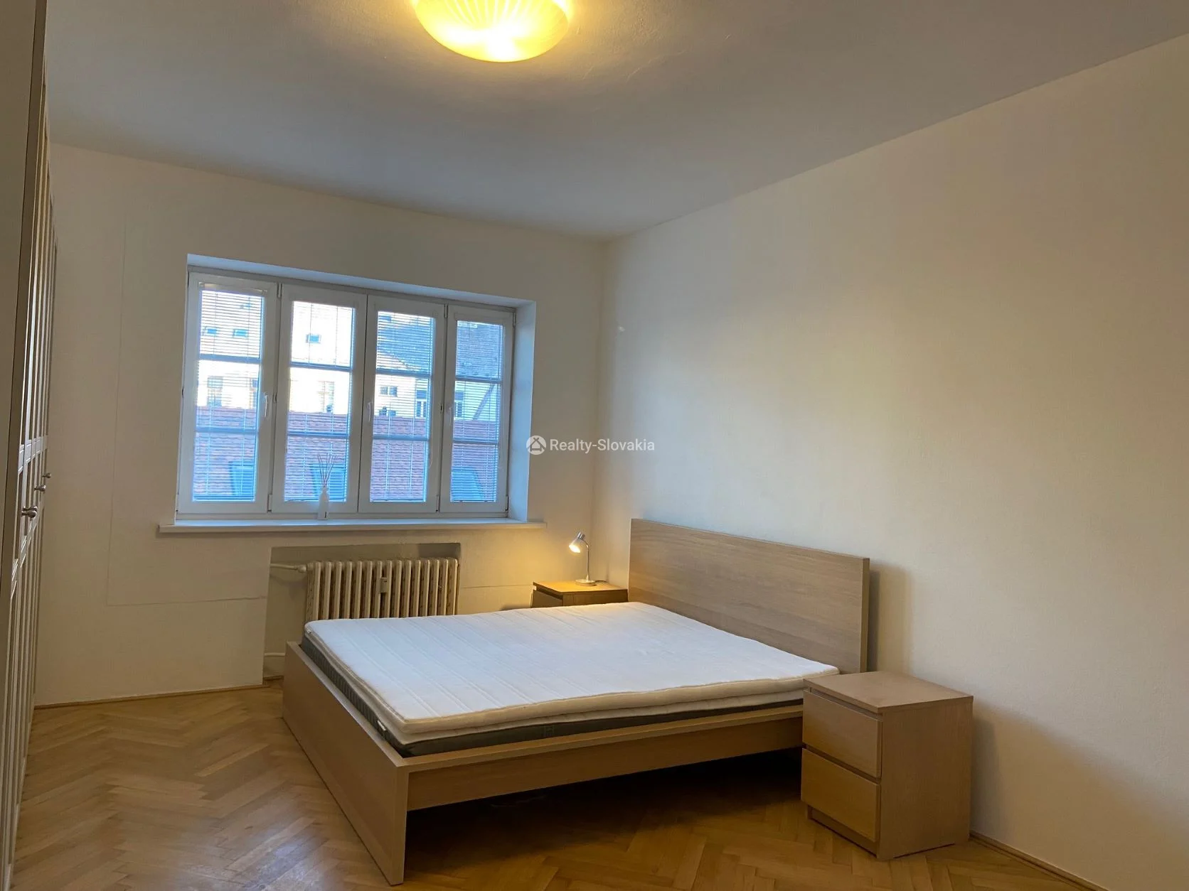 Спальня с кроватью и шкафом — 3-к квартира, аренда, Братислава