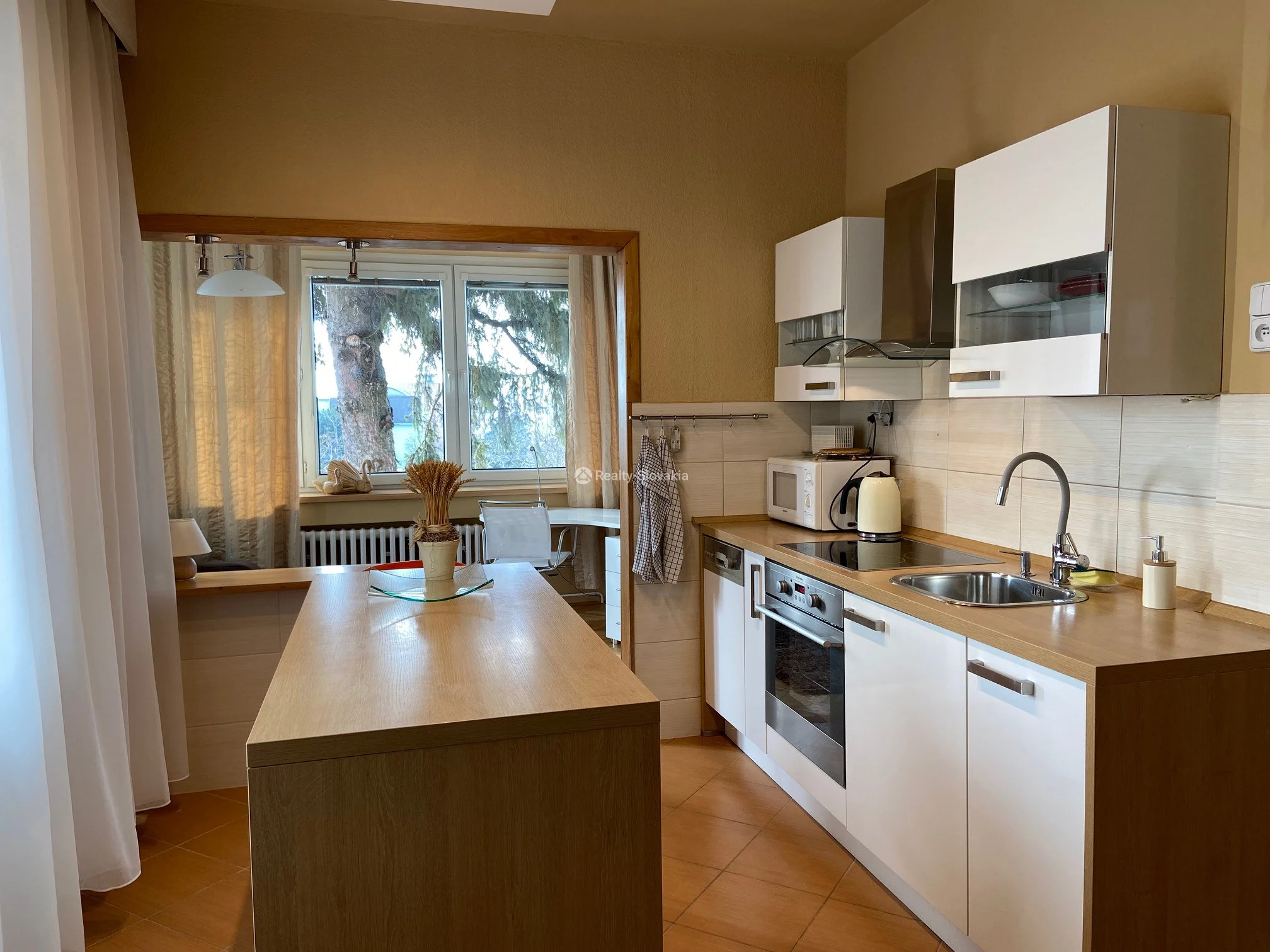 Кухня с островом и окном — 3-к квартира, аренда, Братислава