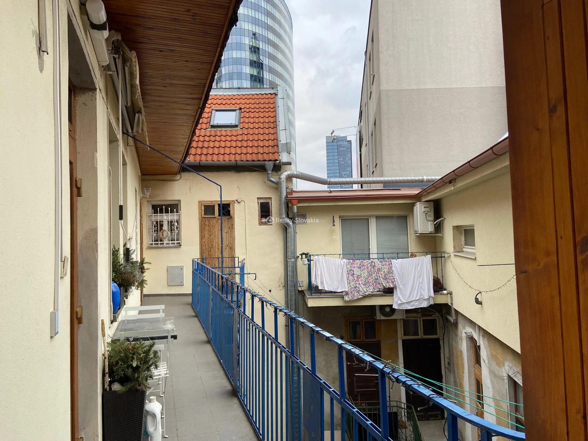 Балкон с синим ограждением и бельем — 2-к квартира, аренда, Братислава