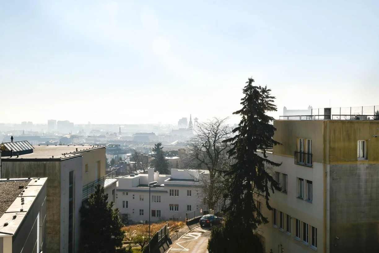 Вид на город с высоты жилого дома — 4-к квартира, аренда, Братислава
