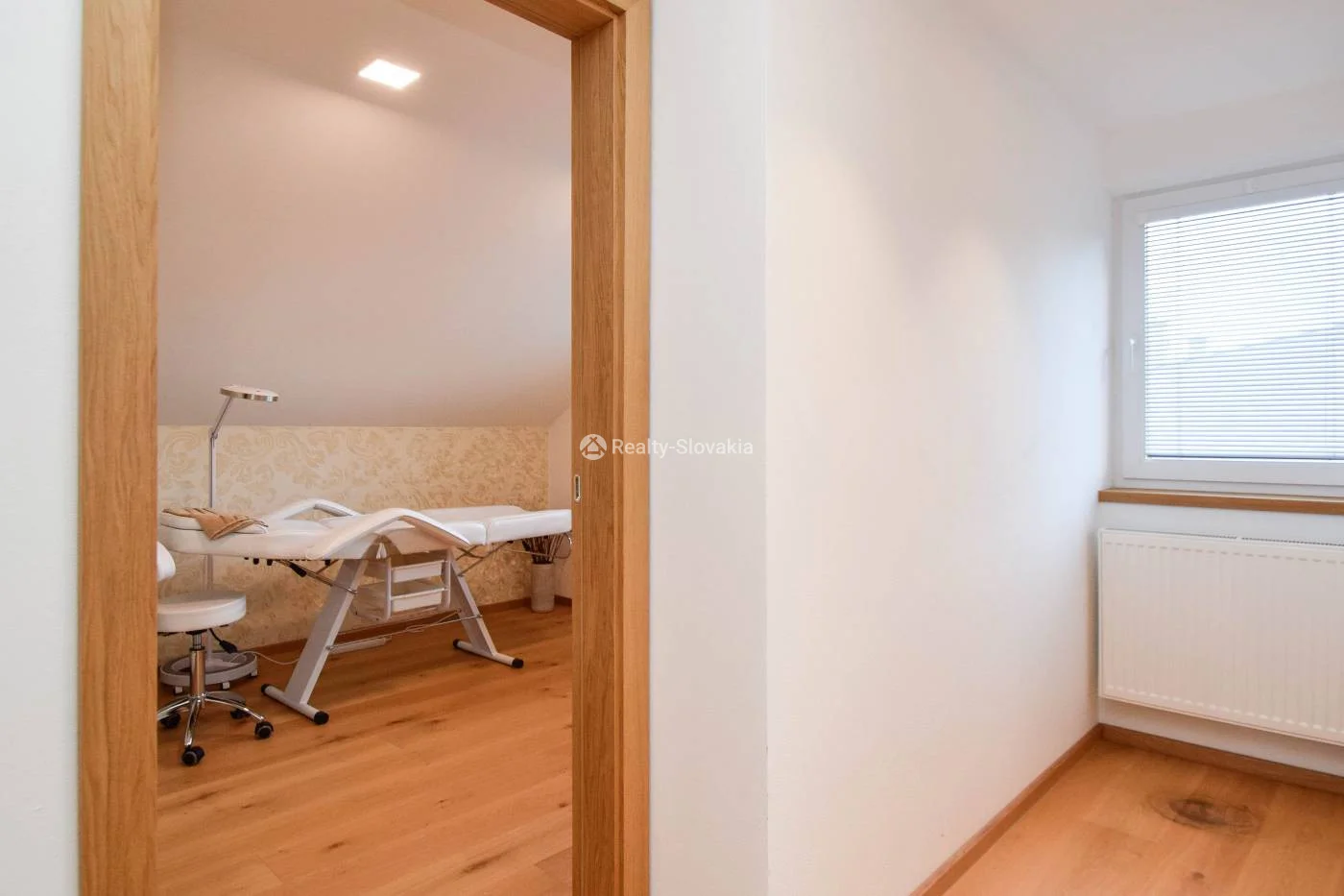Кабинет с медицинской кроватью и стулом — 5-к дом, аренда, Братислава