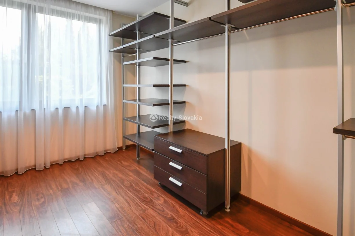 Комната с шкафом и полками — 5-к квартира, аренда, Братислава