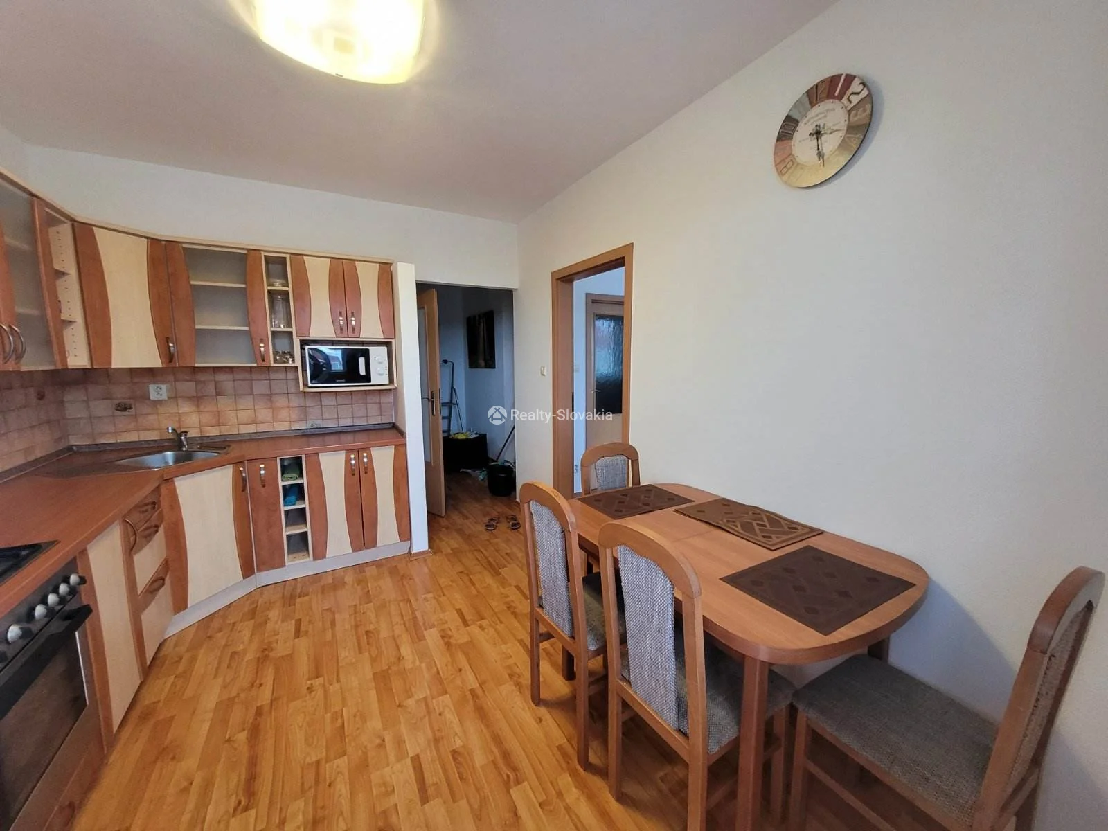Кухня с обеденным столом и шкафами — 2-к квартира, аренда, Братислава