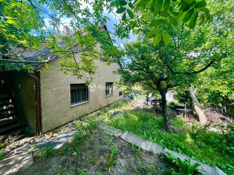 Участок со старым домом Horsky Park Bratislava продажа