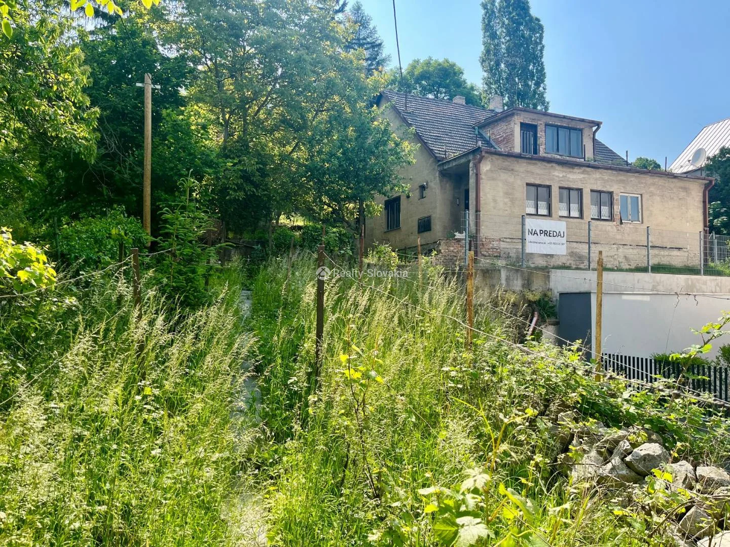 Участок с высокой травой и деревьями — Участок, продажа, Братислава (Старе Место)
