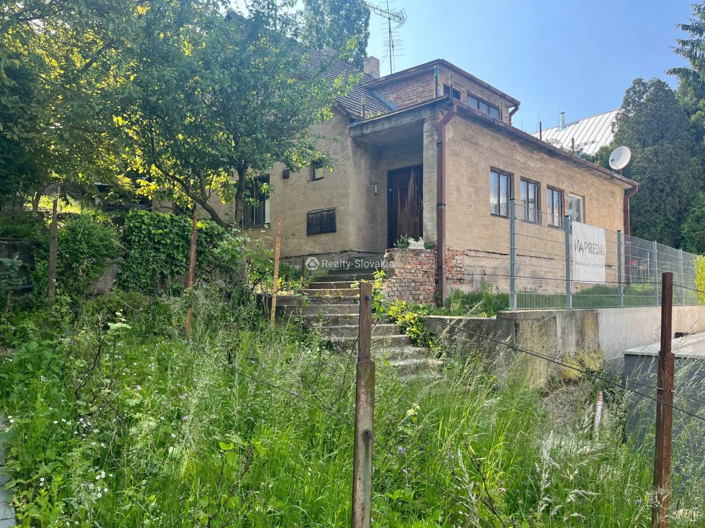 Дом с зеленым участком и забором — Участок, продажа, Братислава (Старе Место)