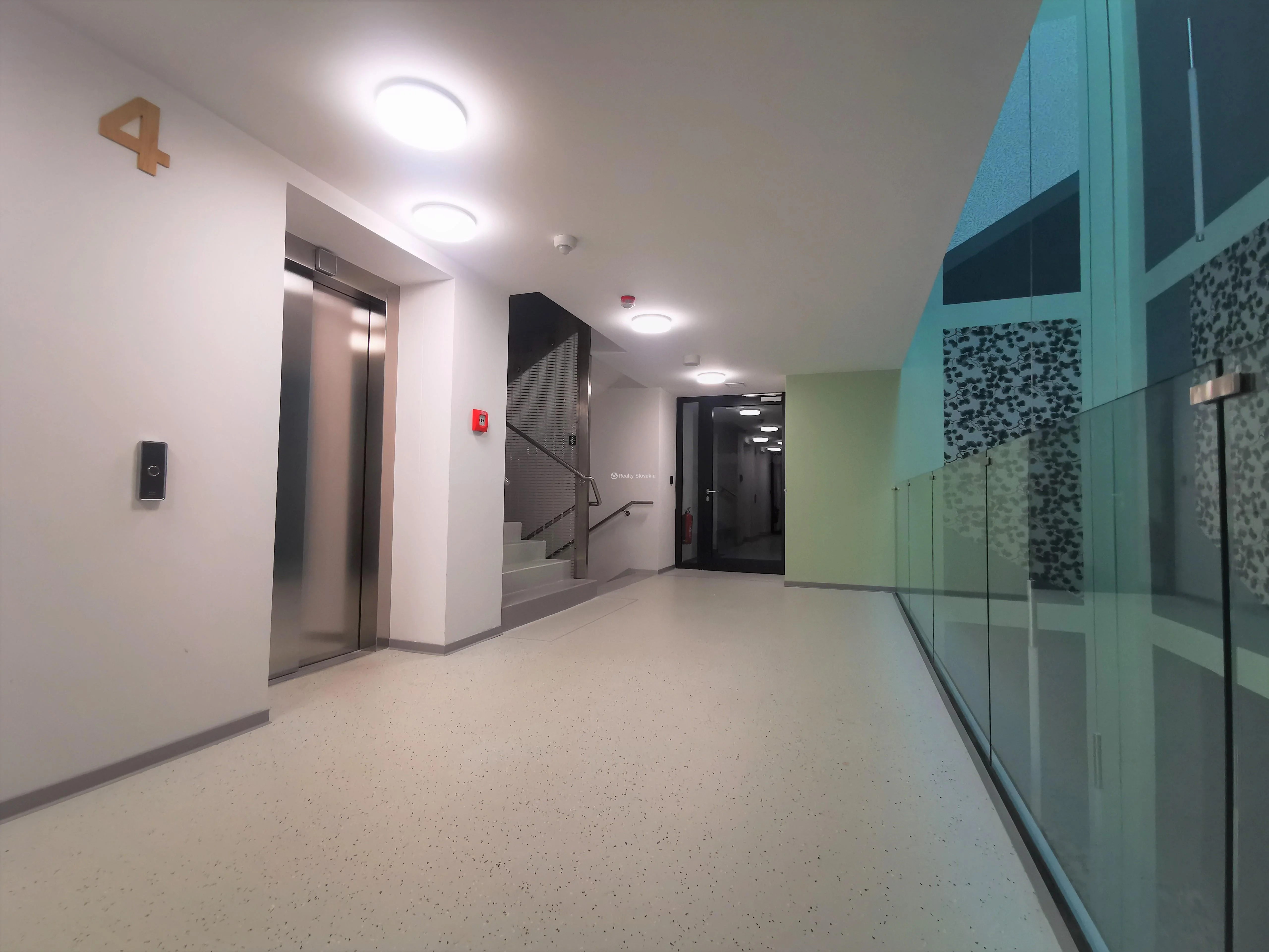 Коридор с лифтом и лестницей — 2-к квартира, аренда, Братислава