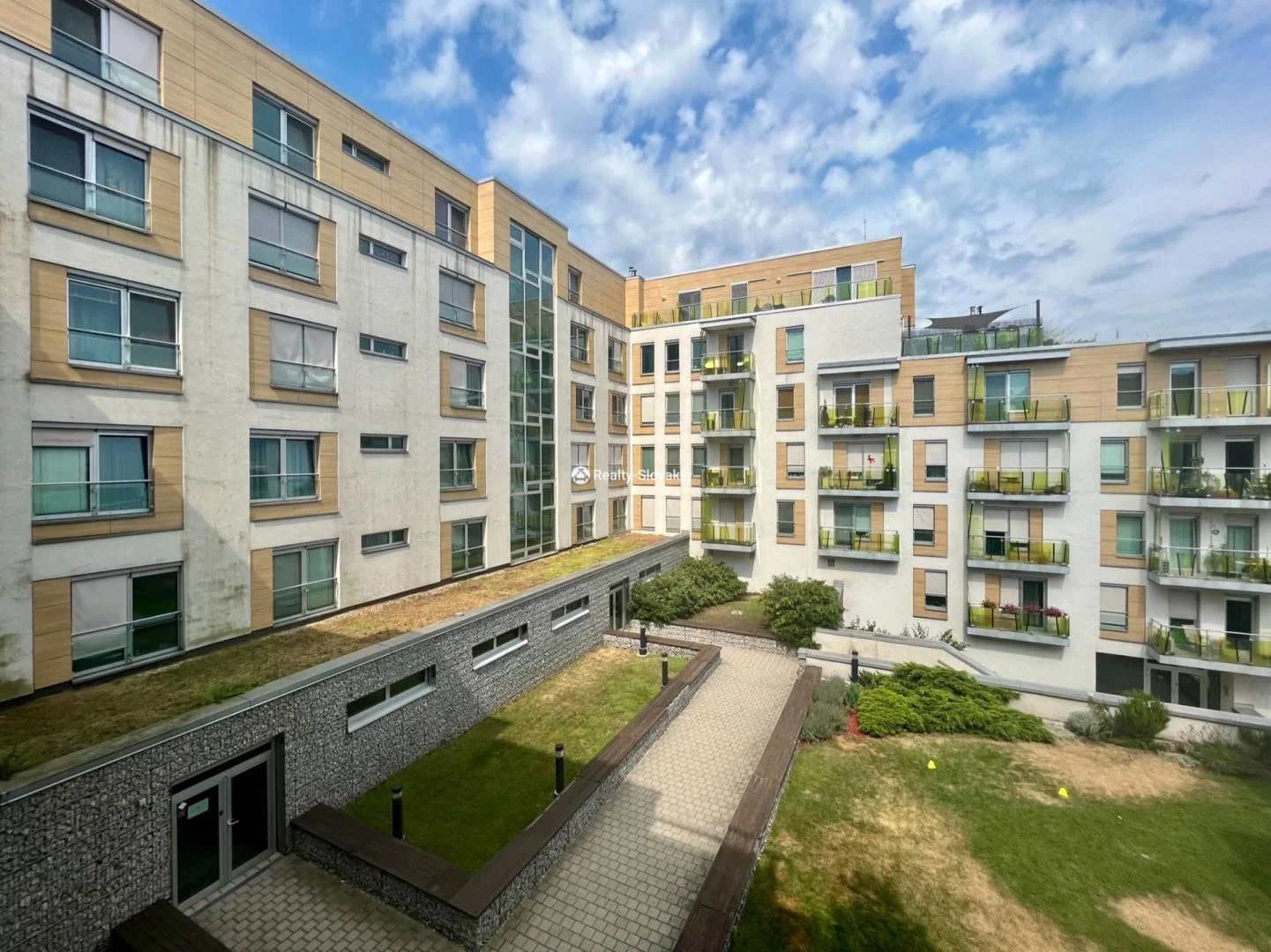Квартирный комплекс с зеленым двором — 3-к квартира, аренда, Братислава