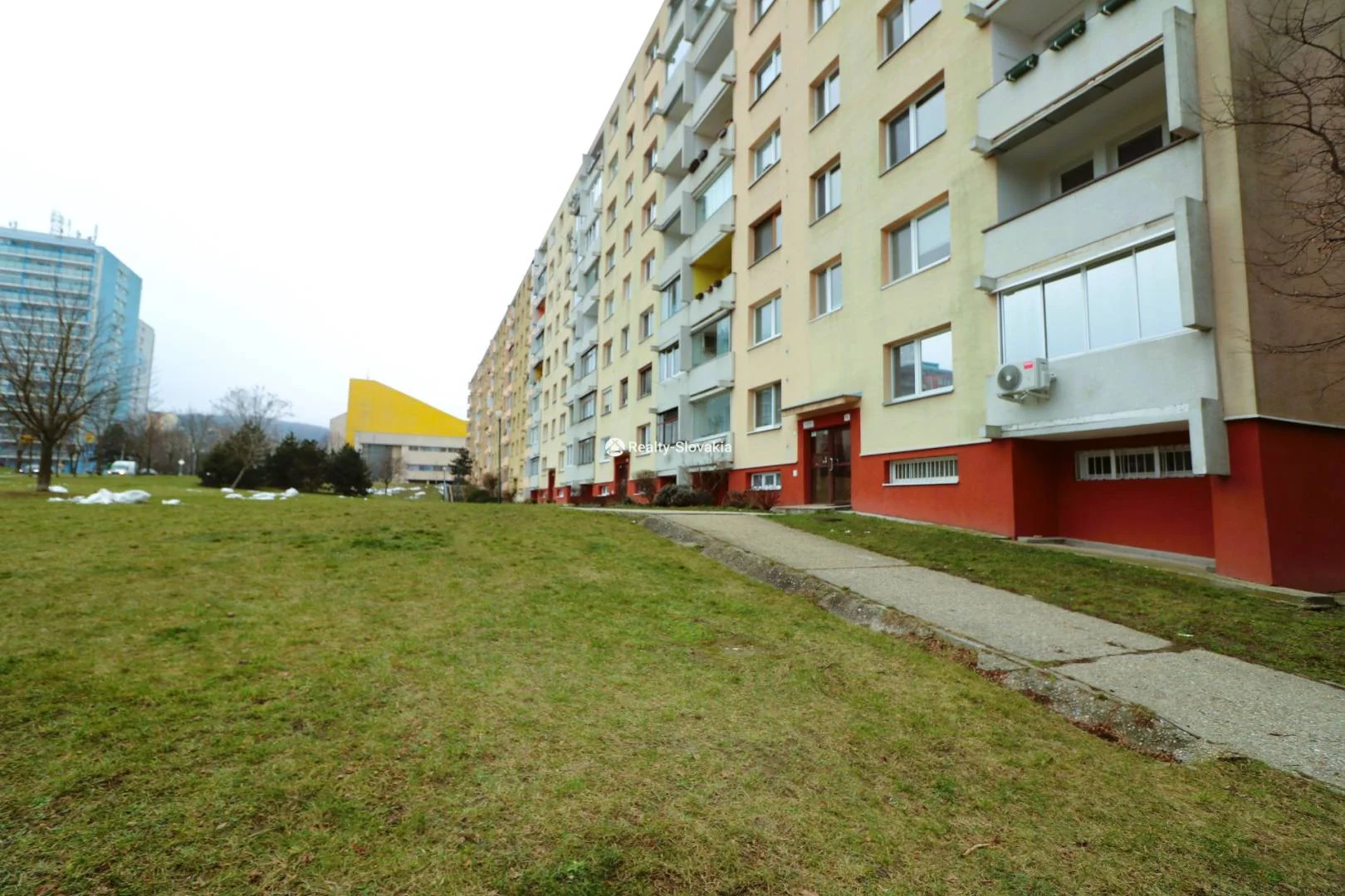 Зеленый двор у многоэтажки — 4-к квартира, аренда, Братислава