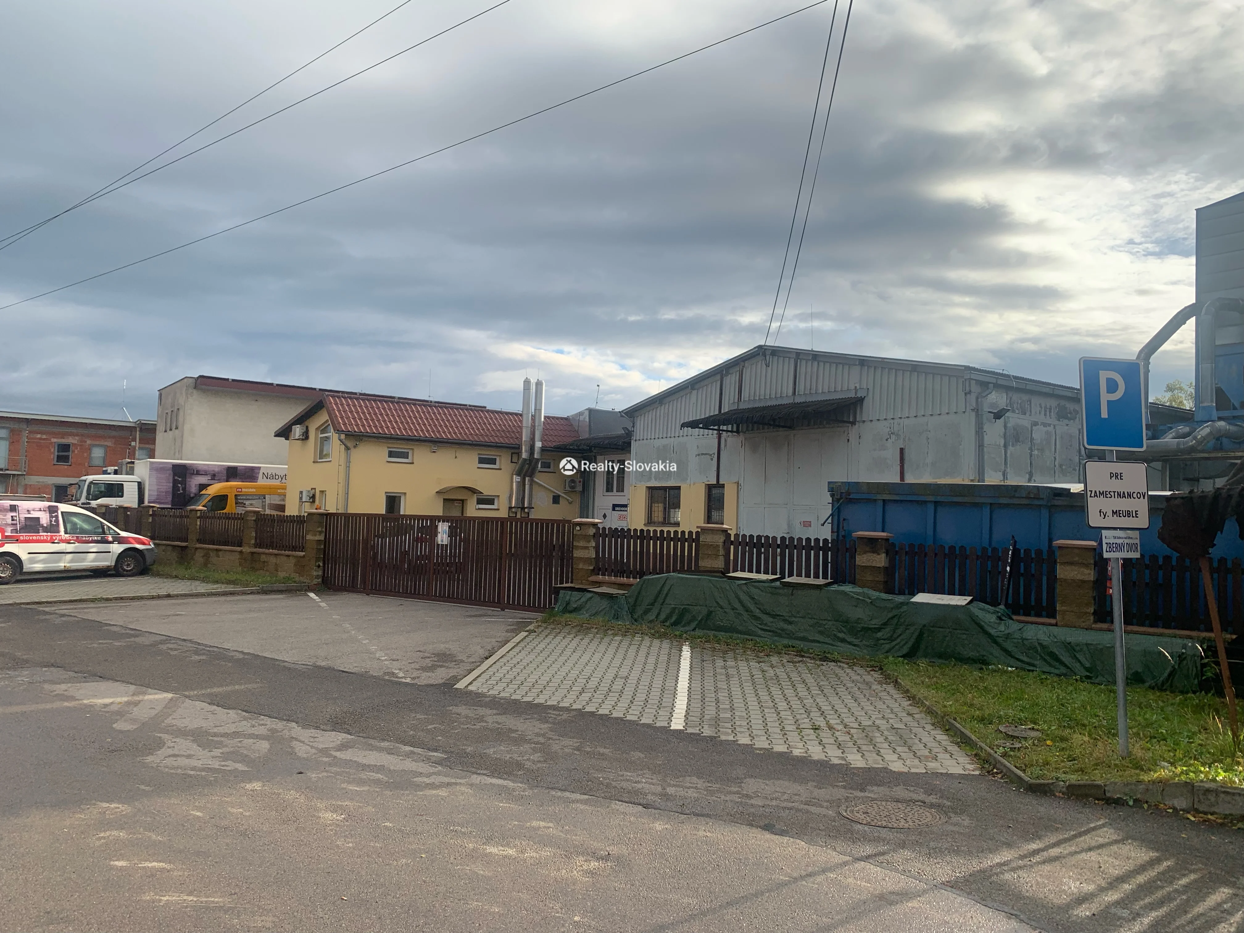 Вид на коммерческое здание и парковку — Коммерческая недвижимость, продажа, Дубница над Вагом