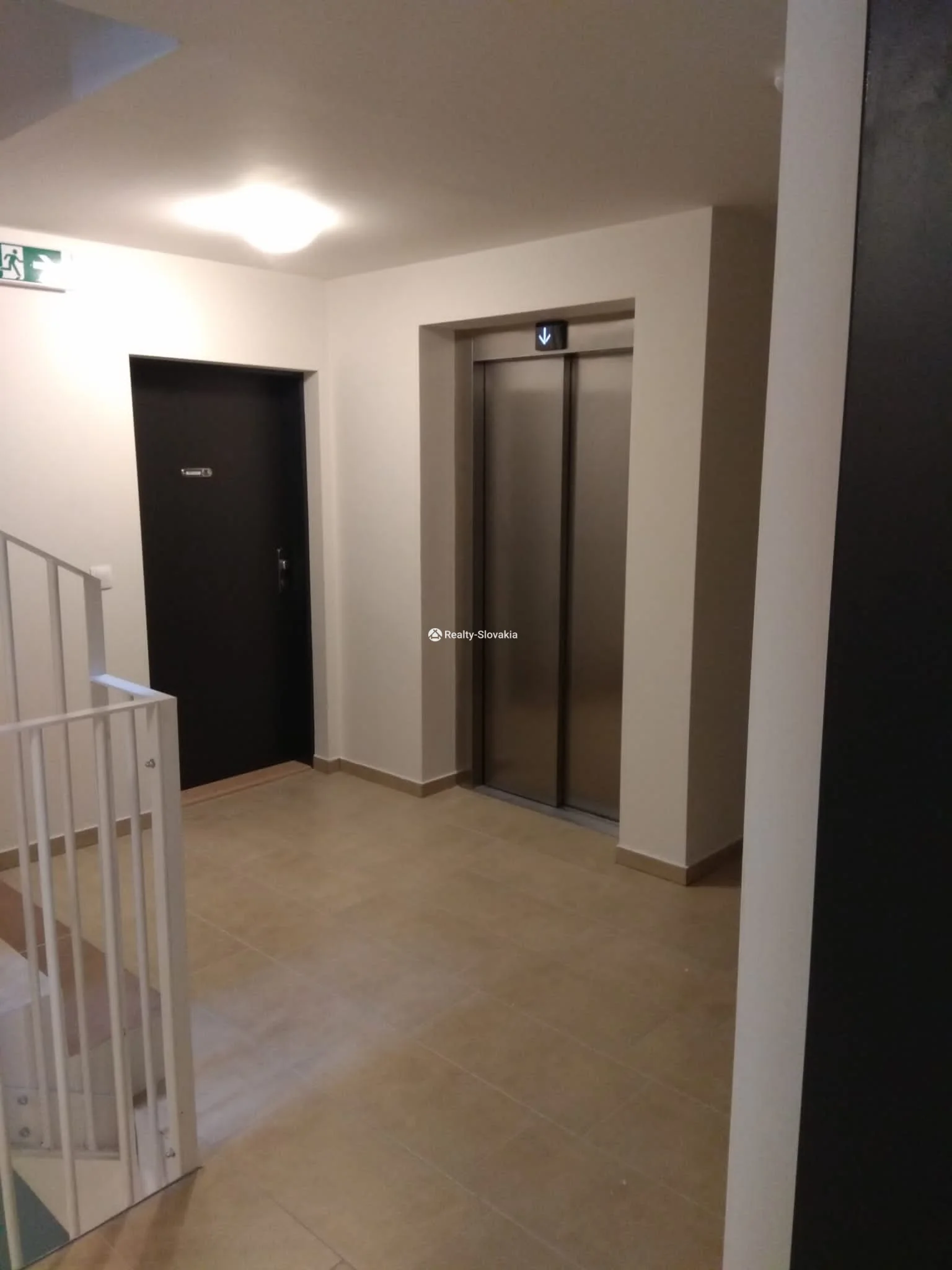 Лифт в коридоре с лестницей и дверью — 1-к квартира, продажа, Братислава