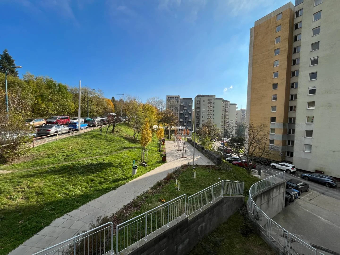 Вид на жилой район с парковыми зонами — 3-к квартира, продажа, Братислава
