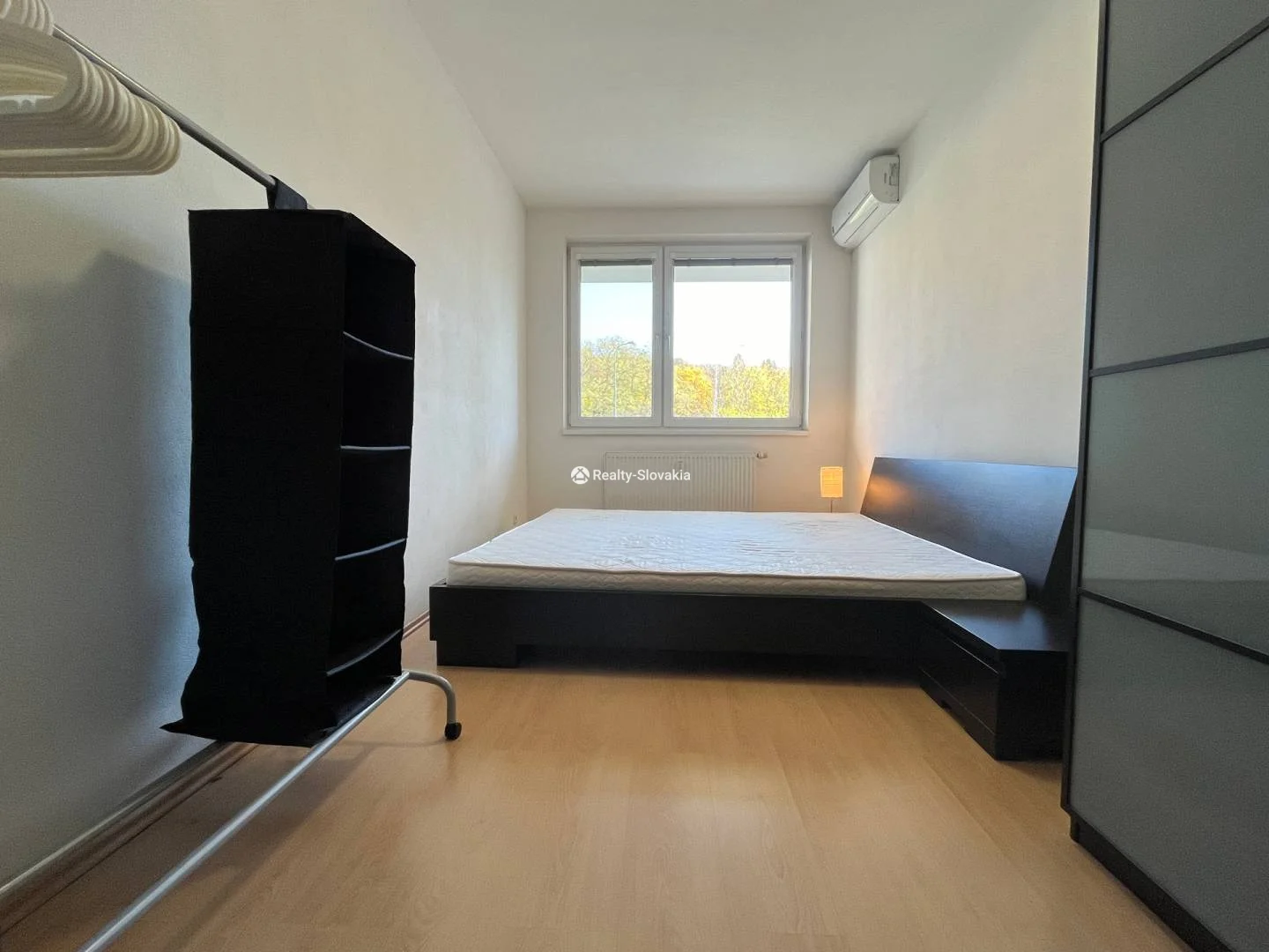 Спальня с кроватью и окном — 3-к квартира, продажа, Братислава