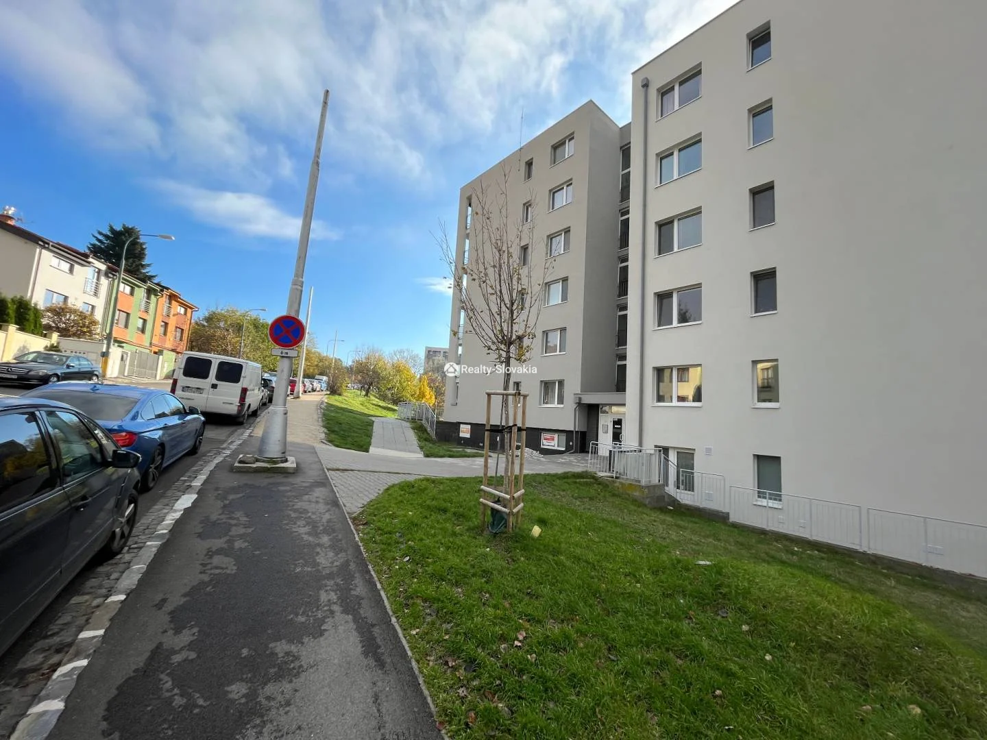 Вид на жилой дом и улицу — 3-к квартира, продажа, Братислава