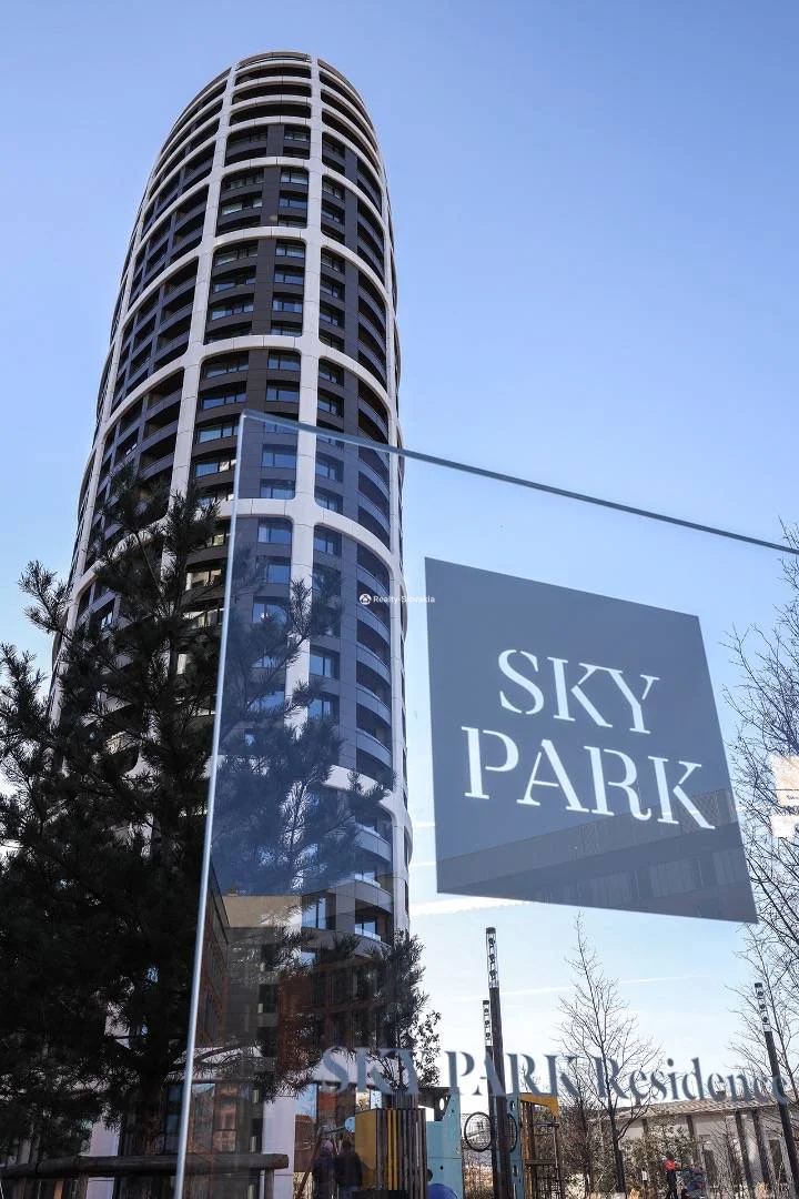 Высотное здание с вывеской SKY PARK — 3-к квартира, аренда, Братислава (Старе Место)