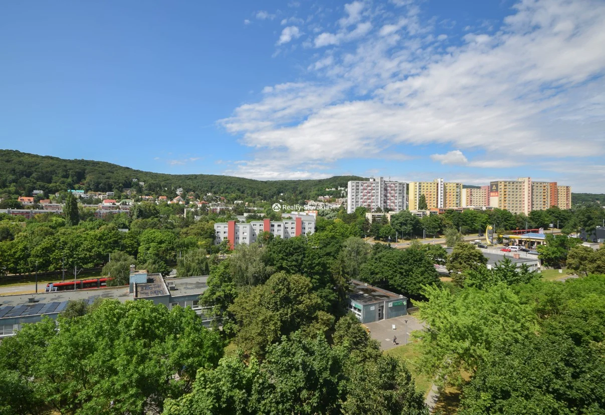 Вид на жилой район с высоты — 3-к квартира, аренда, Братислава (Дубравка)