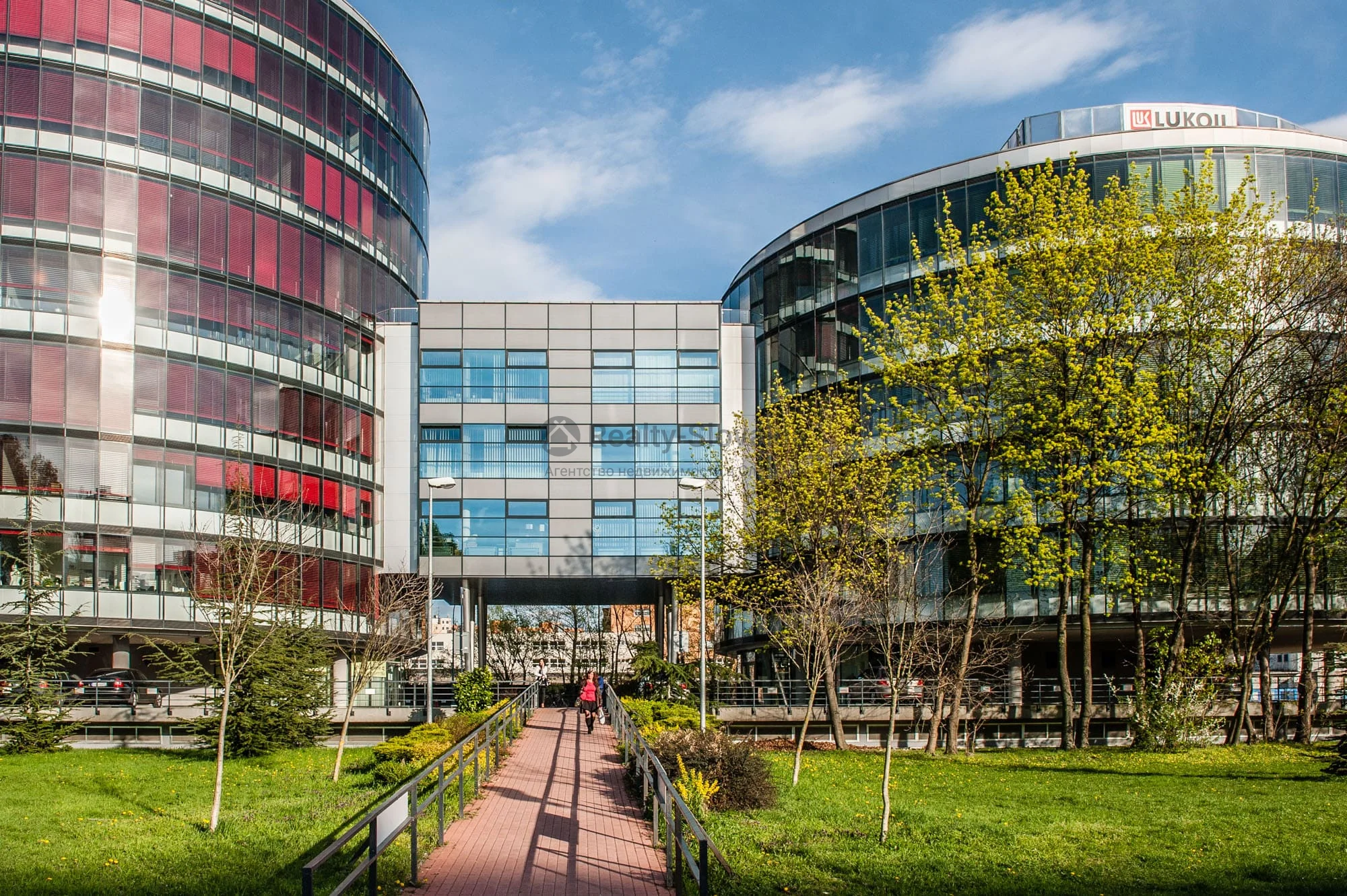 Двор с деревьями и пешеходной дорожкой между зданиями — Офис, аренда, Братислава (Петржалка)
