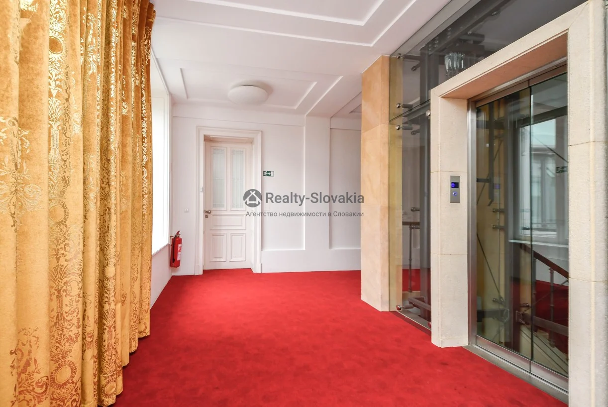 Коридор с красным ковром и шторами — 4-к квартира, аренда, Братислава (Старе Место)