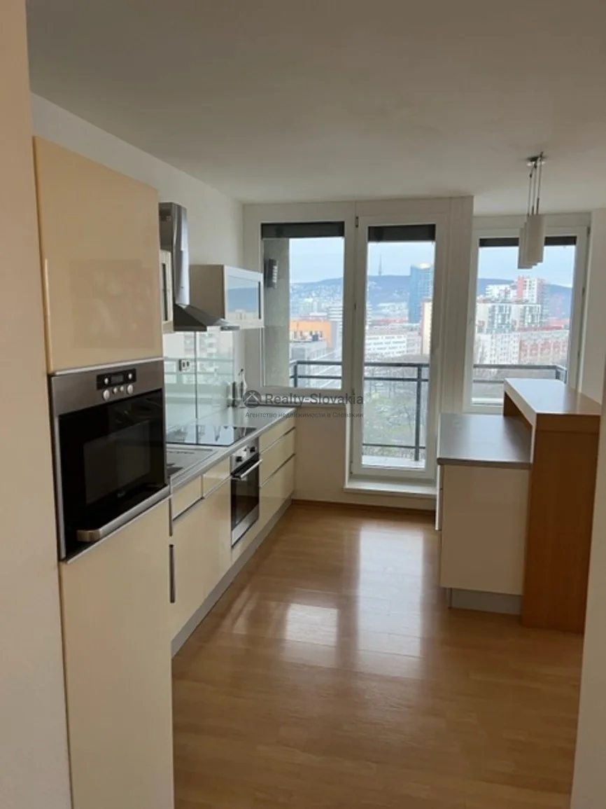 Кухня с видом на город и балкон — 2-к квартира, аренда, Братислава