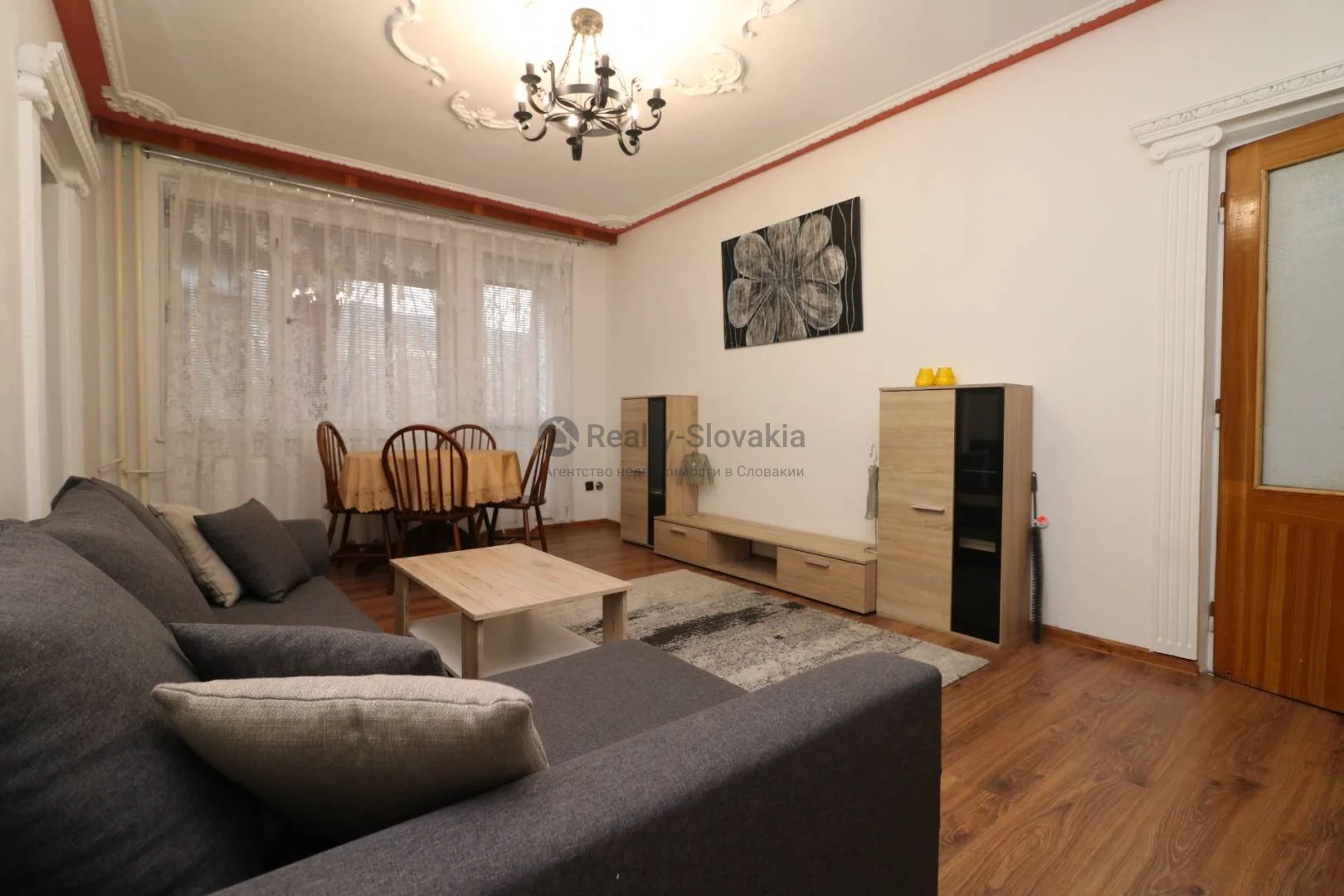Гостиная с диваном и кофейным столиком — 4-к квартира, аренда, Братислава