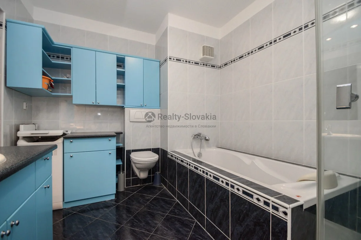 Ванная комната с ванной и туалетом — 4-к квартира, аренда, Братислава