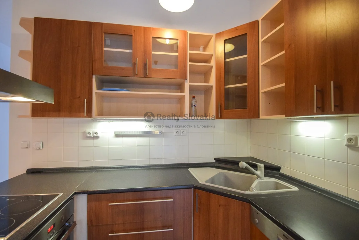 Кухня с раковиной и плитой — 4-к квартира, аренда, Братислава