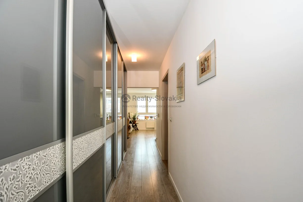 Коридор с деревянным полом и картинами на стене — 3-к квартира, аренда, Братислава